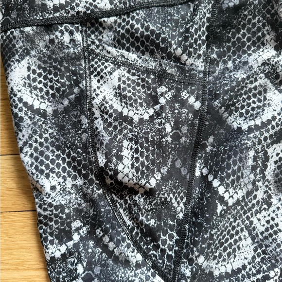 🍂CLEAROUT Reversible Capri Leggings - Picture 7 of 12